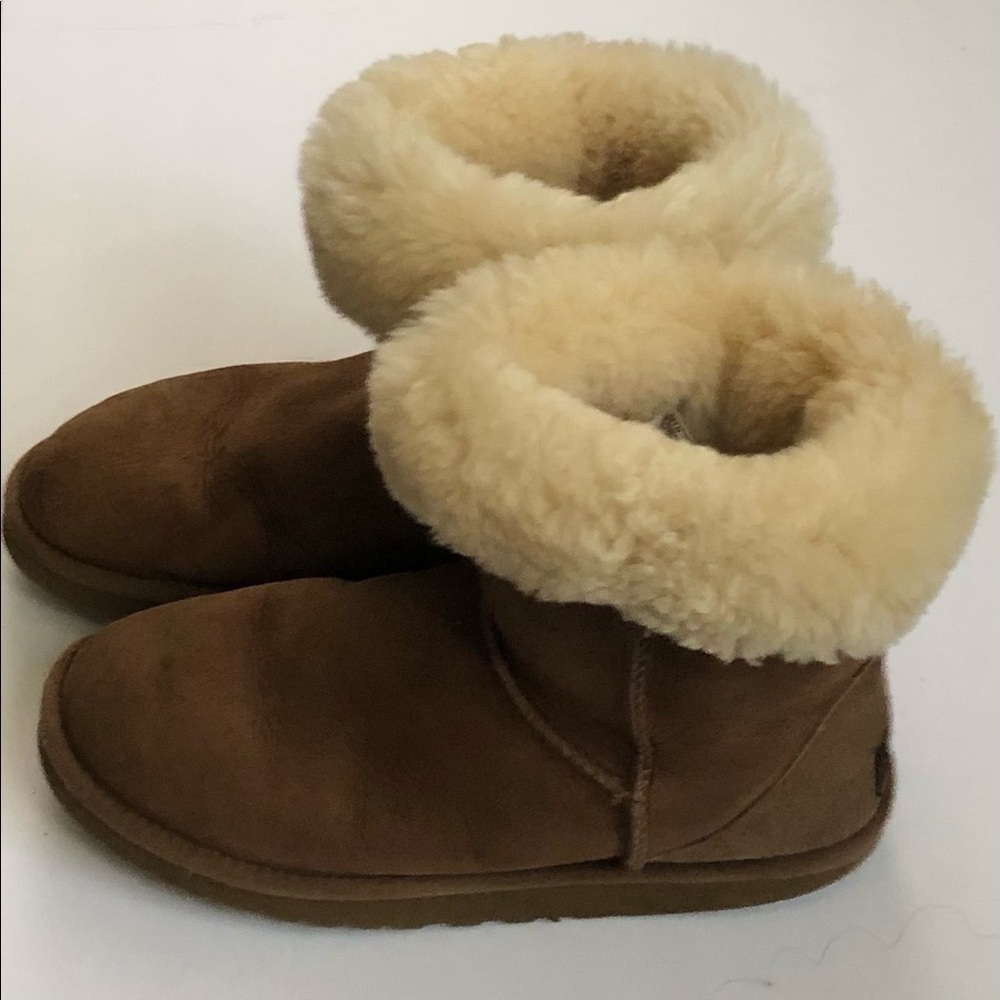 UGG Australia Classic Short II Boots for Women, Size 7 - Chestnut